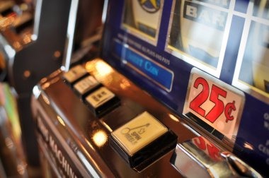 Fa Cai Shen Deluxe slot interface on sinislot showing fortune-themed reels and live-dealer transition button